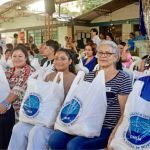 Beneficiarios comparten una sonrisa al recibir los beneficios de la fundación