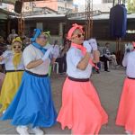 Con vestidos y colores vibrantes se desarrolla una danza que contagia de entusiasmo la jornada