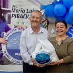 Beneficiarios realizan una foto institucional en la entrega de mercados