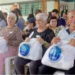 Beneficiarios disfrutan en la entrega de mercados