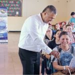 Beneficiaria comparte con una sonrisa genuina sus impresiones sobre las dinámicas de valores desarrolladas durante la jornada