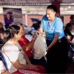 Beneficiarios reciben con alegria el beneficio de mercado