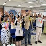 Una jornada llena de emociones donde los beneficiarios levantan las manos con rostros iluminados y gestos de júbilo que reflejan el impacto positivo de la sensibilización realizada en la jornada