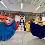 En una maravillosa expresión de arte y pertenencia, llena el espacio de colores vibrantes que simbolizan la diversidad y la unión de las Familias durante el taller cultural