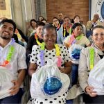 Los rostros de los beneficiarios irradian felicidad contagiosa mientras sostienen con orgullo la entrega de mercados