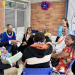 Reunidos en un círculo de confianza y alegria, las risas compartidas y las miradas de complicidad reflejan un ambiente de paz y fortalecimiento emocional al participar activamente de los talleres y actividades durante la jornada