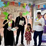En un estallido de júbilo y complicidad, donde la enseñanza de valore se vive como una verdadera fiesta del corazón, nuestros voluntarios comparten una risa genuina con los beneficiarios, quienes sostienen con entusiasmo sus compromisos para fortalecer la unión familiar