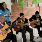 El talento y la alegría se encuentran para hacer de la música el puente perfecto para unir corazones durante la jornada