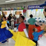 En un escenario de explosión de color y movimiento, captura la esencia vibrante de la celebración durante la jornada