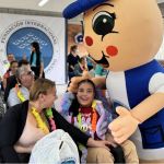 Estallido de ternura y felicidad que resume el espiritu festivo de la jornada. Un entreñable encuentro entre Hormy y beneficiaria