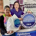 Beneficiaria sostiene con gratitud el mercado entregado por la fundación