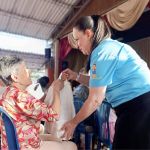 Voluntaria realiza la entrega de mercados con atención y cariño