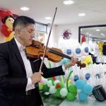 Músico interpreta el violín brindando un momento de esparcimiento y serenidad a los beneficiarios de la jornada