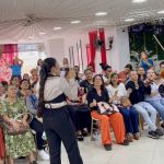 Los beneficiarios celebran con aplausos y sonrisas la participación de artistas