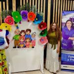 Foto institucional de entrega de mercado con el pendón de la Dra. María Luisa y la representación de la familia
