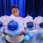 Con una sonrisa de bienestar, beneficiaria abraza con júbilo el mercado recibido