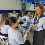 Voluntarios reciben la nueva camiseta institucional en celebración de los 25 años de la Fundación