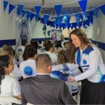 Voluntarios reciben la nueva camiseta institucional en celebración de los 25 años de la Fundación