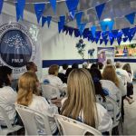 Voluntarios disfrutan de las palabras de la Dra. María Luisa en la sensibilización del evento