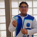 Voluntaria muestra con alegría un distintivo en celebración del voluntariado hecho durante el evento.