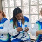 Actividad manual de llaveros con mensaje de agradecimiento a la Dra. María Luisa