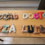 Llaveros de cuero con mensaje de agradecimiento a la Dra. María Luisa hecho en una actividad.