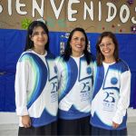 Voluntarías muestran sus sonrisas al compartir un momento especial durante la celebración del Día de voluntariado