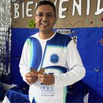 Voluntario posa con alegría durante la jornada