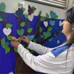 Voluntaria comparte su participación en una actividad de mural de arbol