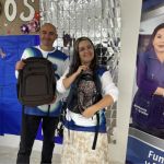 Voluntarios muestran obsequios recibidos durante la jornada