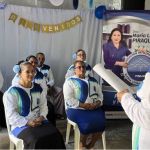 Voluntaria realizando taller de sensibilización a los voluntarios