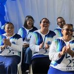 Voluntarios muestran la atmósfera de alegría que estuvo presente en el evento