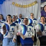 Voluntarios muestran con alegría los regalos entregados como muestra de aprecio por su dedicación en la jornada