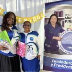 Voluntarios posando con regalos durante el evento