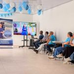 Voluntarios observan el profundo y emotivo mensaje de nuestra Directora