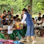 Entrega de ayudas en San Carlos Córdoba Entrega de 200 ayudas a niños de la Vereda Santa Elena del municipio de San Carlos Córdoba