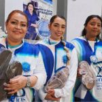 Voluntarios reciben un regalo con motivo de gratitud por el voluntariado en la Fundación