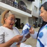 Voluntaria siente alegría y sentido de pertenecia al recibir la nueva camiseta conmemorativa de los 25 años de la fundación