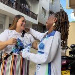 Voluntaria recibe con sonrisas y complicidad en medio de la entrega de la camiseta institucional de los 25 años de la Fundación