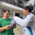 Volutaria hace entrega de camisetas conmemorativas de los 25 años de la Fundación y recibe con felicidad a los voluntarios