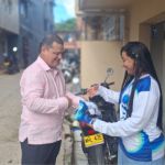 Volutaria hace entrega de camisetas conmemorativas de los 25 años de la Fundación y recibe con felicidad a los voluntarios