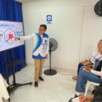 Voluntario realiza una explicación teórica durante la clase