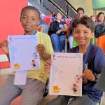 Niños escriben una carta de amor familiar dedicada a sus padres, enfocando el valor de la integración familiar en el hogar