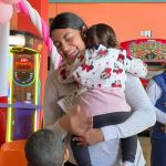 Momento de integración familiar se hacen presentes con abrazos y sonrisas entre nuestros participantes, resaltando el valor de la familia en la jornada