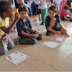 Niños disfruta de complicidades y amistades durante el desarrollo de la actividad: Carta de amor familiar