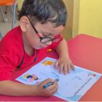 Niño expresa de forma visual, mediante dibujos y colores, sus sentimientos y su amor hacia su familia