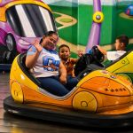 En un momento de diversión e integración familiar, nuestros participantes disfrutan del juego: Carros chocones