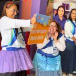 Voluntarios realizan presentación sobre la Dra. María Luisa Piraquive mediante una metodología adaptada para sensibilizar el corazón de los niños y niñas en la jornada