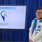 Voluntario repasando las clases anteriores