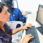 Estudiante realiza ejercicio práctico en Excel